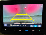 後退時に車両の後ろ側をモニター画面に表示します。車庫入れが苦手な人もこれで安心♪