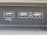 オーディオ再生やスマートフォンの充電に便利なUSBジャックを装備しています。