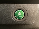 エンジンやエアコンなどクルマ全体の動きを燃費優先で自動制御するECONモード。空調など快適性を優先したいときは、スイッチ1つでOFFにすることも可能です。