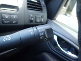 オートライト機能が装備されており暗い場所に入ると車両が検知しライトのON・OFFを自動的に切り替えてくれますので非常に便利な装備です♪