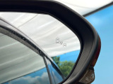【ブラインドスポットモニター】走行中、ドアミラーの死角になりやすい箇所に後続車が接近するとサイドミラーのレンズに警告を表示!ドライバーに注意喚起をしてくれます。