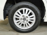 タイヤサイズは195/65R15になります。ホイールは純正アルミになります。