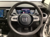 オーディオのチャンネル変更やボリュームなどの操作スイッチの他にレフトセレクターホイールがついています。中央部を指先で上下に動かすことで、マルチインフォメーション・ディスプレイの各表示が確認できます。
