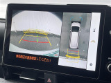 【パノラミックビューモニター】クルマを真上から見下ろした視点で駐車をサポートします!クルマの斜め後ろや真横など、いち早く障害物に気が付くことができます。