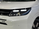 【LEDヘッドライト】悪天候や夜間走行時も良好な視界を確保し安心して運転できる高輝度LEDヘッドライトを装備!点灯速度が早く、消費電力も抑えられています。