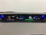 中央にデジタル表示のスピードメーターを配したハイブリット専用メーターになっています。左側のインフォメーション画面で燃費などの情報を確認できます。