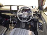 運転席まわりです。 各操作スイッチは使いやすい位置に配置されてます。