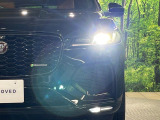 オートハイビーム『対向車や先行車のドライバーに眩しい思いをさせる事なく必要に応じてハイビーム状態を維持します。左右どちらかをハイビーム、もう片方はロービームなんて機能も内蔵しています♪』