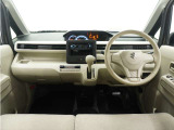 ◆視界広々で非常に運転しやすくロングドライブでも疲れを感じさせないすっきりとまとまったインパネ周りです。