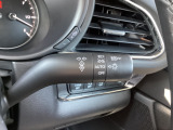 レバーをAUTOの位置にしているとき、レインセンサーが雨を感知すると、雨量に応じてワイパーが自動で作動してくれるオートワイパーを装備!設定変更で非作動にすると、間欠作動に固定されます。