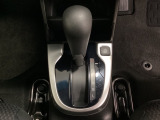CVT車のセレクトレバーです。低速から高速まで、変速ショックのないスムーズな走りを実現するとともに、エンジン効率のよい領域を維持することで燃費にも貢献します。