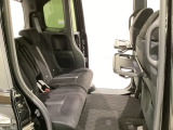 運転席・助手席の背もたれには、2列目シート用にカップホルダー付きの「格納式のシートバックテーブル」を装備しています。休憩時のちょっとした時間などカップを置いたり、小物置きに使えて便利です。