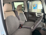 フロントシートのお写真です。 広い足元と、ゆったり座れるシートは長時間の運転でも疲れにくくなっております♪