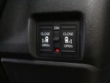 【両側電動スライド】スライドドアは両側電動スライドドアになっております。運転席からの開閉も出来、リモコンキーでも離れたところから開閉出来ますので大変便利な装備です。