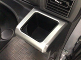 【ドリンクホルダー】ハンドルの右側にはドリンクホルダーが付いています。ちょうど手の届く所にありますので、とっても便利です♪