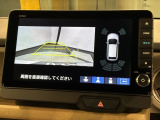 リバースギアに入れるだけで後方の表示へ切り替わります。夜間や雨の日の駐車も楽になりますよ。