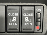 【両側パワースライドドア】スマートキーや運転席のスイッチで後席両側スライドドアの開閉が可能♪電動だから力を入れてドアを開ける必要が無く、小さなお子様でも簡単に開け閉めでき快適です♪