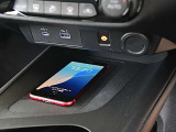 Qi規格に対応したスマートフォンのワイヤレス充電器を装備していますのでUSBコードを接続することなく手軽に充電できます。