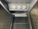 セレクトレバーの下に、スマートフォンなどの充電可能なUSB端子が2個、音源などの外部入力の可能なUSB端子が1個ついています。移動中に充電もできるので便利です。