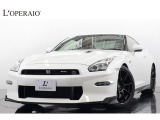 2025年式 日産GT-R トラックエディション エンジニアード by NISMOが入庫。有償色ブリリアントホワイトパールを纏った、迫力ある佇まいが印象的なフロントビューでございます。