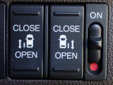 運転席からもスライドドアをボタン操作でスピーディーに開閉できます!またスマートキーでも操作できるので便利です。