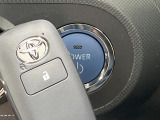 【スマートキー】カバンやポケットに入れたままでもドアの施錠・解錠が可能なスマートキーを装備。エンジンのオン・オフ時もカギを取り出す必要が無いからとっても便利です♪