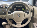 インテリアに合わせたデザインのステアリングは、運転される方のことも考え、運転しやすい形状、大きさです。是非一度、実際に触ってお確かめください。