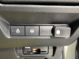 【ステアリングヒーター】冬場に冷たくなりやすい革巻きステアリングを、スイッチ一つで素早く適温に!エアコンよりも早く温まってくれるので、寒い日の運転も快適になりますね♪