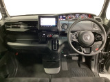 車内は光触媒抗菌消臭施工済です。インパネ周りはスタイリッシュなデザインです。グローブボックスやカップホルダーのほかにトレーなどたくさんの収納スペースが付いています。