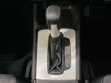 CVT車のセレクトレバーです。低速から高速まで、変速ショックのないスムーズな走りを実現するとともに、エンジン効率のよい領域を維持することで燃費にも貢献します。