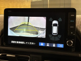 リバースギアに入れるだけで後方の表示へ切り替わります。夜間や雨の日の駐車も楽になりますよ。