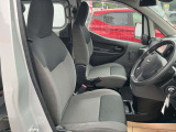 体にフィットするシートでストレスフリー!乗り降りしやすいシート高さです