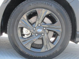 純正17インチアルミホイール。 タイヤサイズは225/60R17。納車時に弊社指定の新品タイヤ4本に交換いたします。