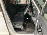 運転席まわりです。運転席からの視界が左右に広く隅々まではっきりと見渡せます!クルマの前端も把握しやすく安心して運転できます!