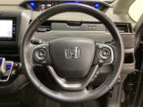 ハンドルにHondaセンシング系のクルーズコントロールやレーンキープアシストなどのスイッチと、オーディオの操作スイッチが装備されています。ハンドルから手を離さず安全に操作できます。