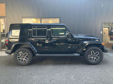 Jeep伝統の台形のホイールアーチを継承し走破性も兼ね備えております。