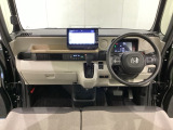 車内は光触媒抗菌消臭施工済です。スタイリッシュなデザインで暖かみのあるインパネ周りを演出します。グローブボックスやカップホルダーのほかにトレーなどたくさんの収納スペースが装備されています。