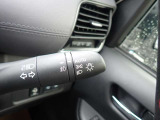 オートライト機能が装備されており暗い場所に入ると車両が検知しライトのON・OFFを自動的に切り替えてくれますので非常に便利な装備です♪
