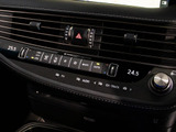 ★使いやすさや安全性を追求したステアリング周り!高級車ゆえにスイッチ類が多いのも特徴ですね!考え尽くされた配置ですぐに使いこなす事が出来ますのでご安心下さい!是非、体感してみて下さい!!