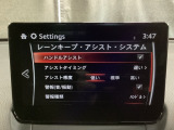 ハンドル操作をアシストすることにより車線からの逸脱回避を支援します。