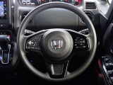 ハンドル左側にはオーディオ操作が出来るオーディオリモートコントロールスイッチ、右側にはHonda SENSINGとオートクルーズコントロールのスイッチを装備!