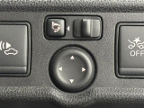 【電動格納ドアミラー】狭路の通行時や狭い場所に停車させるときに活躍する装備ですね。ボタン一つでドアミラーが格納されます。