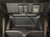 アクセサリーソケットはUSBのアダプターなどをつければ、スマホの充電にも使えます。横にはナビゲーション用の外部入力可能なUSB端子がついており、周辺には物が置けるトレーがついています。