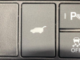 【ハンズフリーパワーバックドア】リアバンパー下部に足先を出し入れするだけでバックドアが自動で開閉♪両手が荷物でふさがっている時でもラクラク開閉操作が行えます!