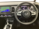 【ハンドル】運転にかかわる様々な操作を安全に行えるように視点移動が少なく操作性に配慮されたスイッチ類が凝縮されたコックピットです。