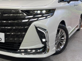 【三眼LEDヘッドライト】スタイリッシュな見た目の三眼LEDヘッドライトを装備♪スタイルだけでなく、夜間の走行も視界良好で安心してお乗りいただけます。