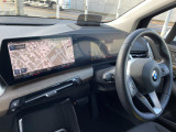 【カーブドディスプレイ】ドライバーに向かって湾曲した大型ディスプレイです。インフォメーションディスプレイとコントロールディスプレイが一体化しており、ドライバーの視覚的な操作性を向上させます
