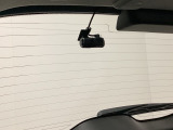 後方にもドライブレコーダーのカメラが付いています。前後両方でお車の周りを監視・記録いたします。