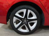 タイヤサイズは215/45R17になります。