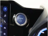 スマートキーを携帯していればキーを取り出さずにドアを施錠&解錠。クルマの始動も可能です。